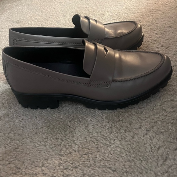 Never worn Ecco Loafers - Picture 2 of 4